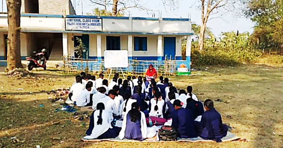 Stop the Chief Minister's car.(মুখ্যমন্ত্রীর গাড়ি থামিয়ে)